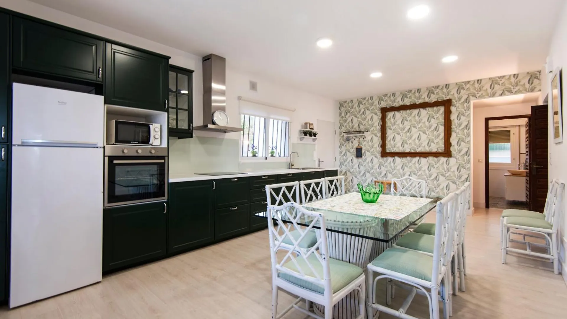 Dom wakacyjny Queen Of The Ocean Villa: Stately Style House With Pool Malaga